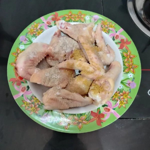 Masukkan ayam ke dalam piring. Tambahkan kaldu bubuk, lada bubuk,dan garam. Aduk dan remas perlahan. Diamkan beberapa saat agar bumbu meresap.