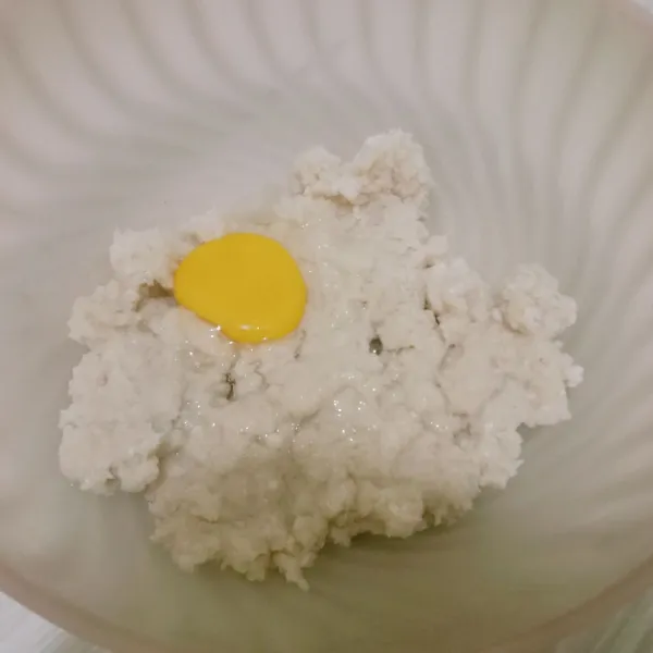 Masukkan ke wadah kemudian masukkan telur dan mixer sekitar 2 menit sampai adonan lembut.