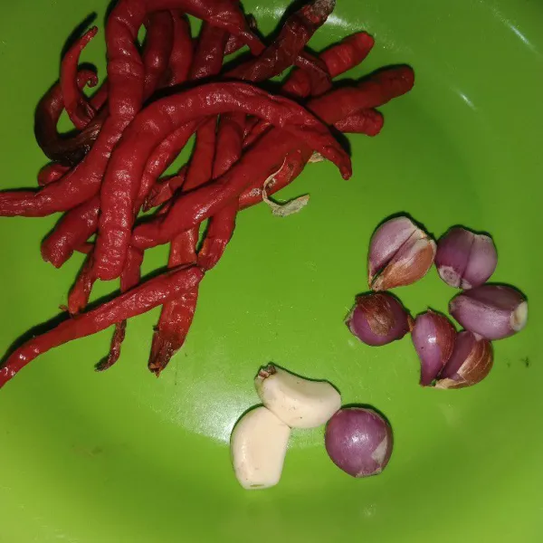 Kupas bawang merah bawang putih dan cabe merah, cuci blender halus sisihkan.