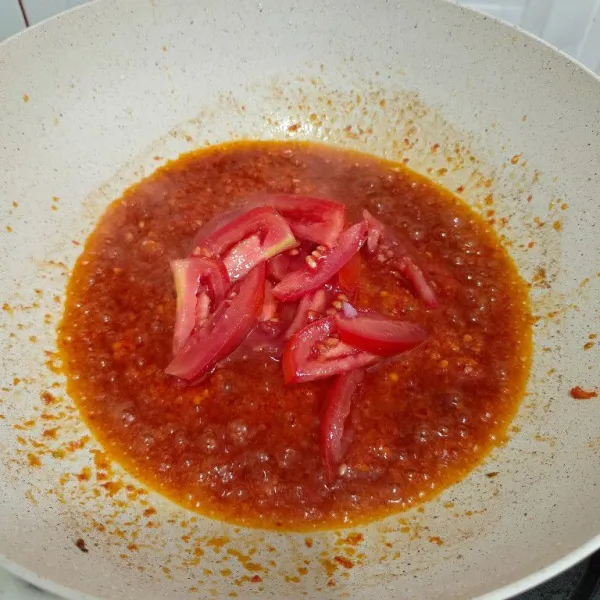 Masak cabai hingga harum, lalu masukkan tomat