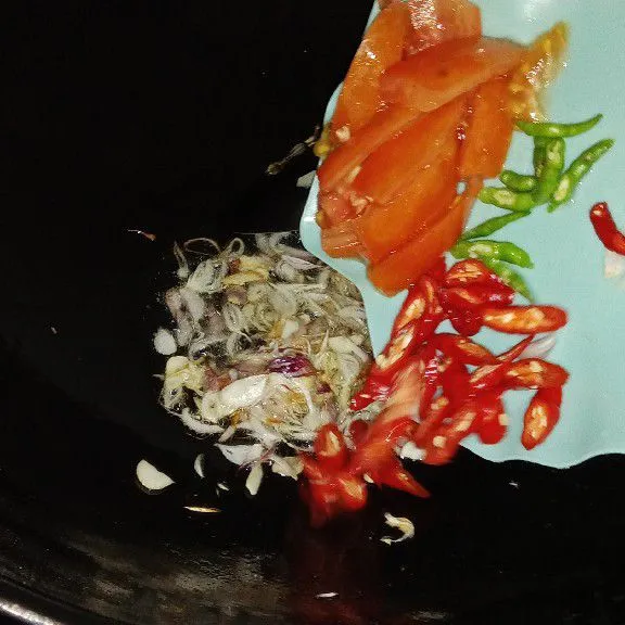 Kemudian tambahkan cabe dan tomat tumis sebentar.