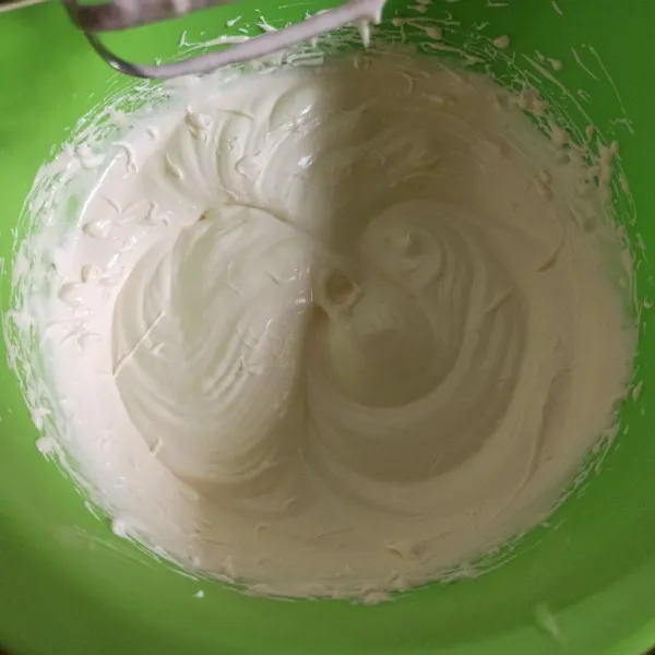 Mixer dengan kecepatan tinggi telur, gula pasir, dan SP sampai putih dan mengembang.