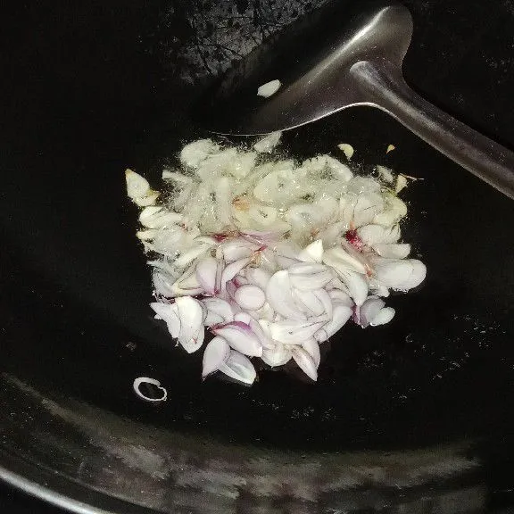 Pertama tumis bawang merah dan bawang putih hingga harum.