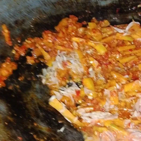 Selanjutnya masukan udang ebi, aduk aduk hingga semua tercampur.