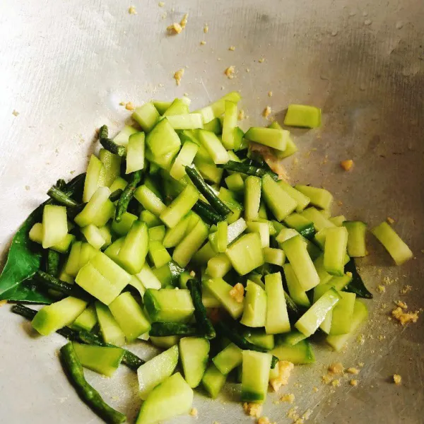 Panaskan minyak masukan bumbu, setelah wangi masukan sayur