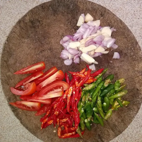 Iris bawang dan cabai.