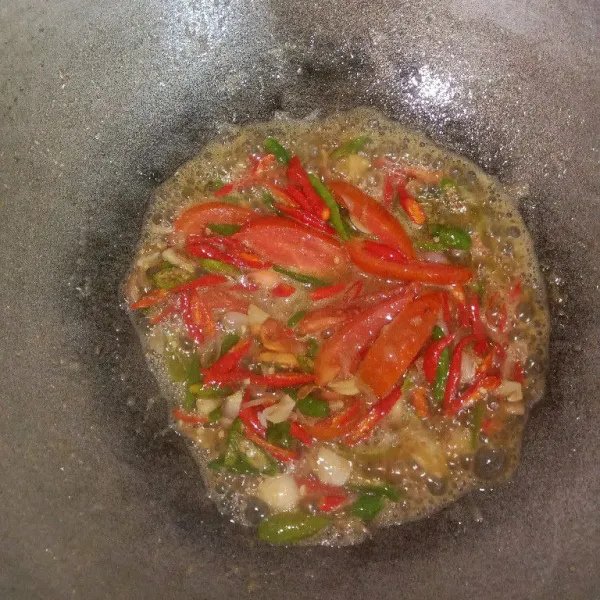 Tumis bawang dan cabai.