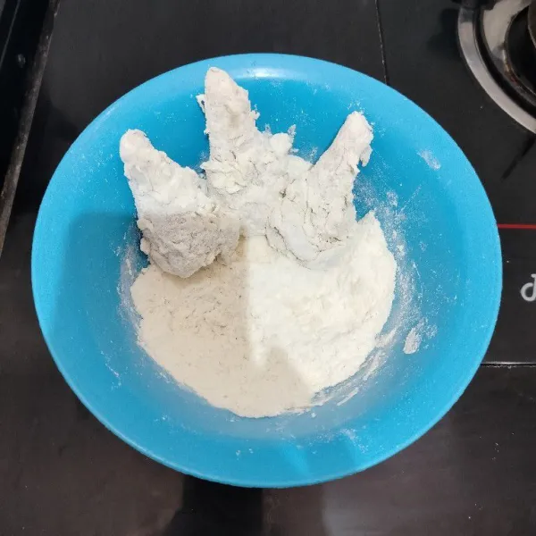 Setelah itu masukkan kembali ayam ke dalam tepung terigu, balur hingga rata sambil di cubit perlahan agar tepungnya keriting.