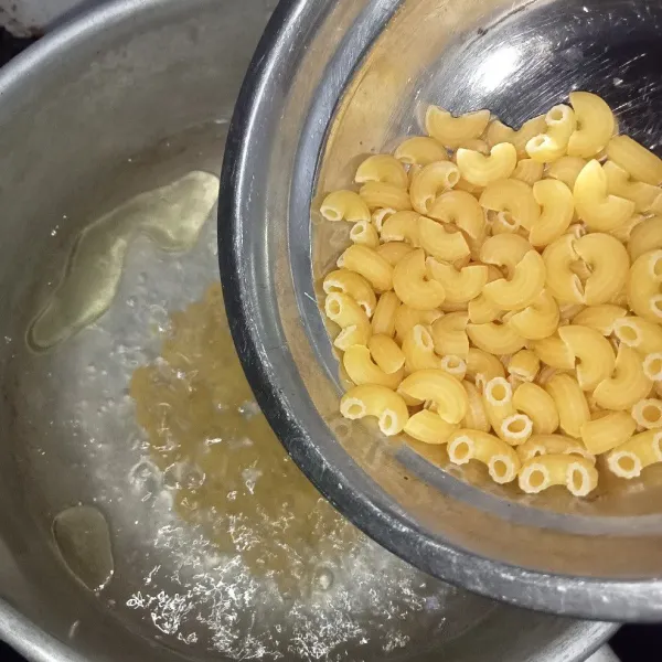 Rebus air hingga mendidih, tuang minyak dan masukkan elbow macaroni