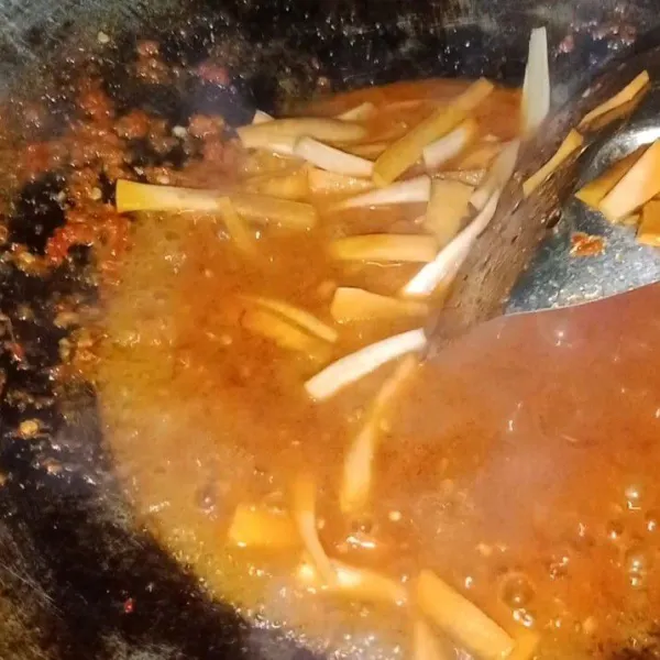 Lanjut masukan wortel kedalam kuali.