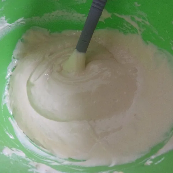 Selanjutnya masukkan margarin cair, mixer kembali hingga rata. Kemudian lanjut ratakan menggunakan spatula supaya tidak ada margarin yang mengendap.