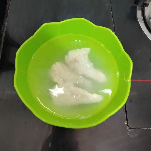 Lalu celupkan ayam ke dalam mangkuk yang berisi air, cukup sebentar saja lalu angkat.