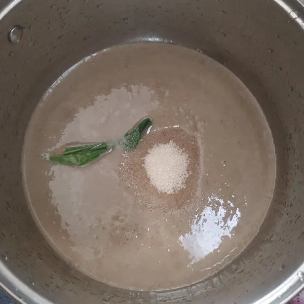 Setelah hangat, haluskan bubur kacang hijau dengan blender. Masukan ke dalam panci lagi, beri gula, daun pandan, garam, dan sedikit pewarna hijau.