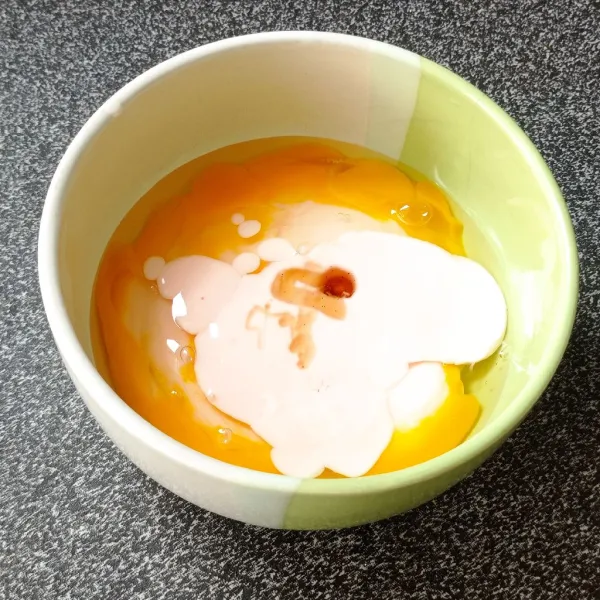 Masukkan telur, yoghurt, vanilla extract.