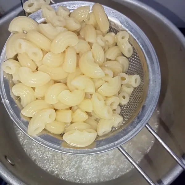 Rebus macaroni ±10 menit hingga matang, kemudian tiriskan