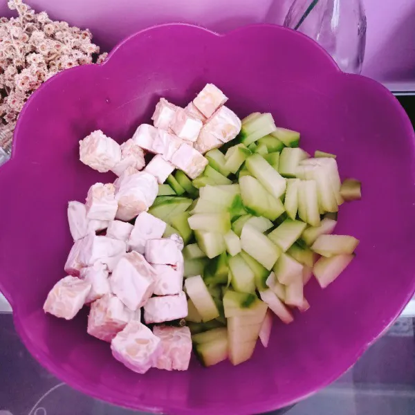Potong labu siam kasih garam remas remas dan cuci bersih