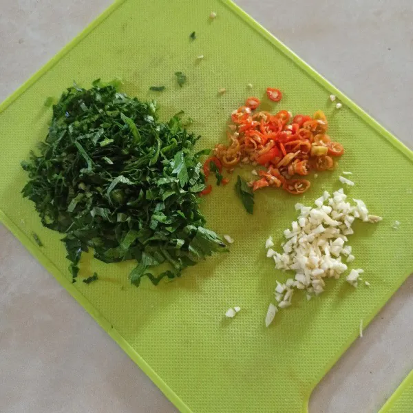 Cincang bawang putih, cabe rawit dan daun ketumbar.