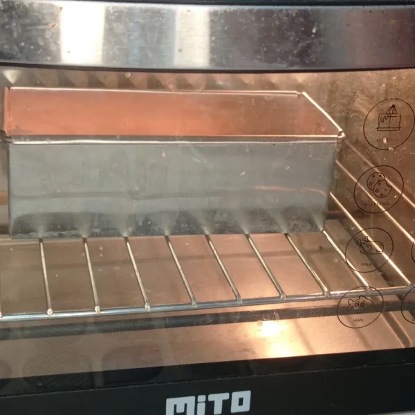 Masukkan ke dalam oven (yang sebelumnya sudah dipanaskan). Panggang 170°c selama 30 menit.