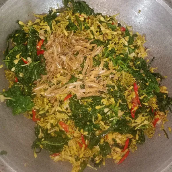 Tambahkan teri, aduk.