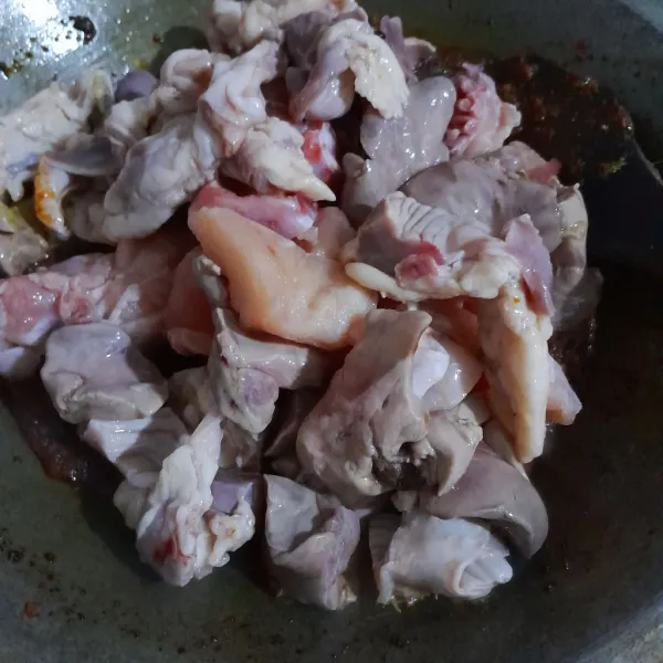 Masukkan daging ayam, hati, dan ampela ayam. Masak hingga daging berubah warna.