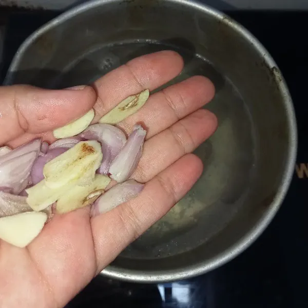 Masukkan irisan bawang merah dan bawang putih