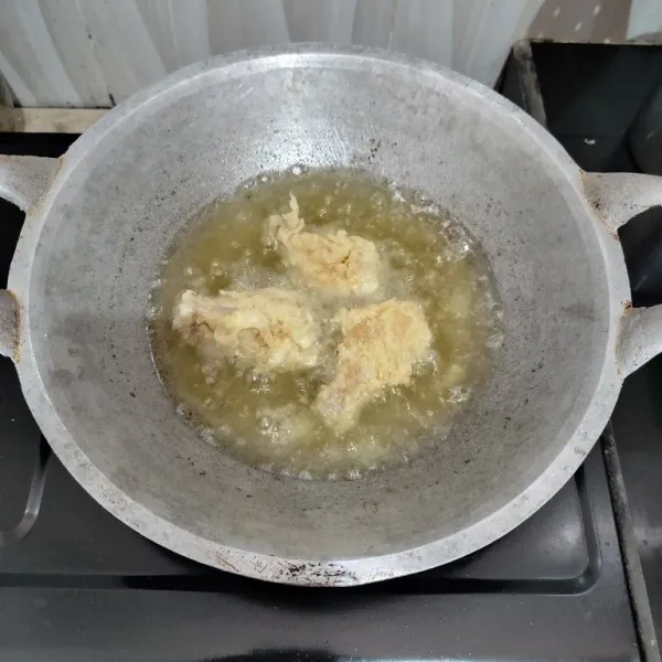 Lalu goreng ayam dalam minyak panas hingga matang. Angkat dan tiriskan.