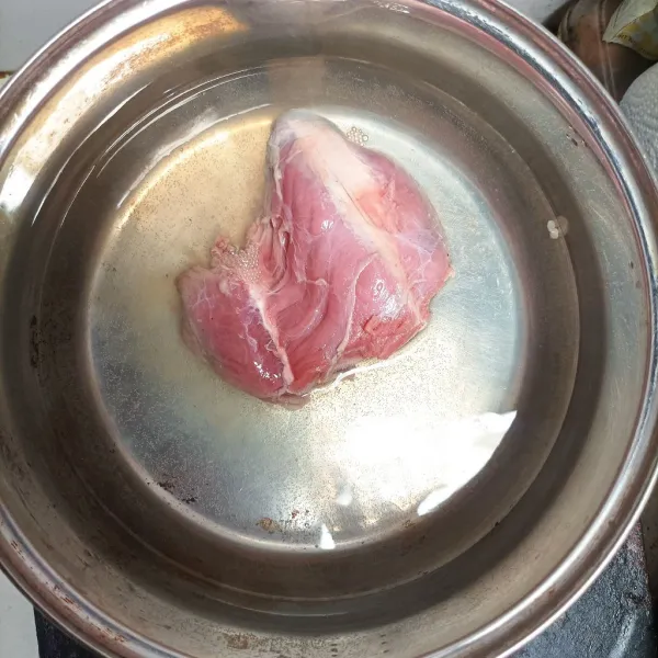 Rebus daging dengan air secukupnya hingga setengah matang.