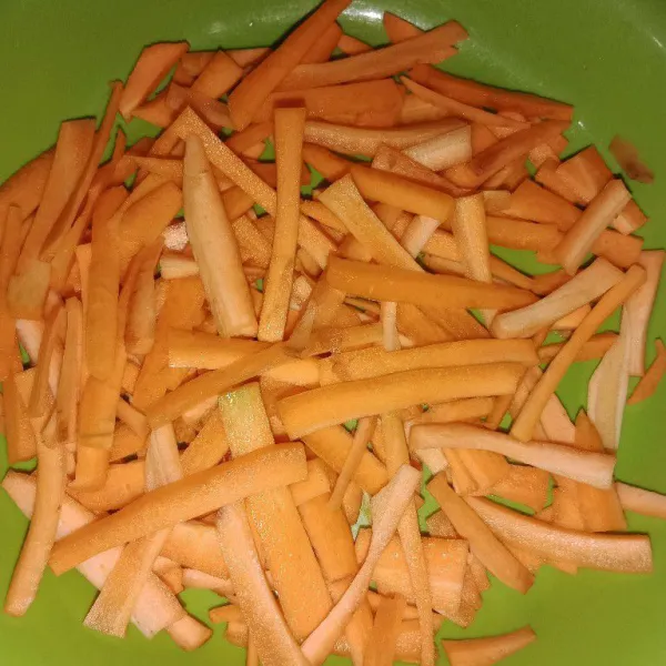 Kupas wortel dan iris sesuai selera, cuci dan sisihkan.