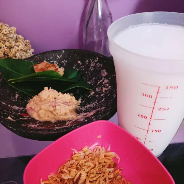 Haluskan semua bumbu ,kecuali lengkuas