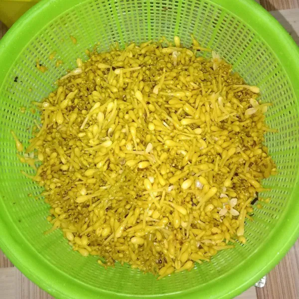 Rebus bunga pepaya tambahkan asam Jawa, tiriskan.