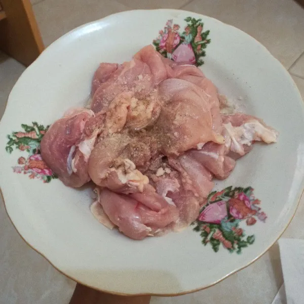 Belah paha ayam, buang tulang, marinasi ayam dengan garam dan lada, diamkan selama 15 menit.