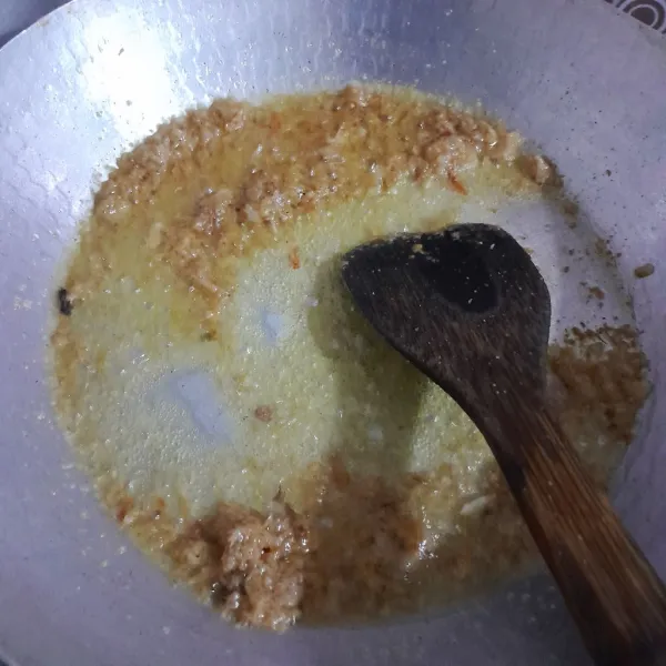 Panaskan minyak sayur dengan api sedang dan tumis bumbu halus hingga tidak berbau langu.