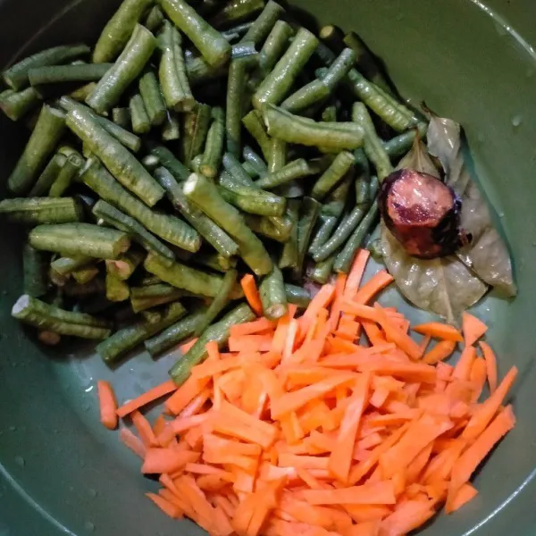Cuci bersih wortel dan kacang panjang lalu potong sesuai selera.