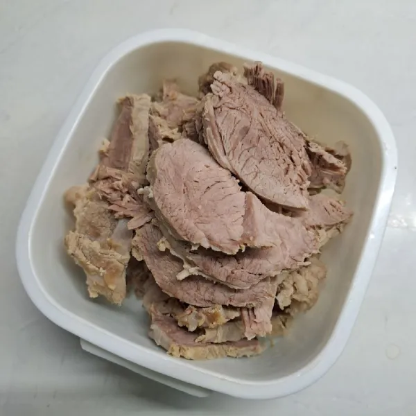Iris daging sesuai selera.