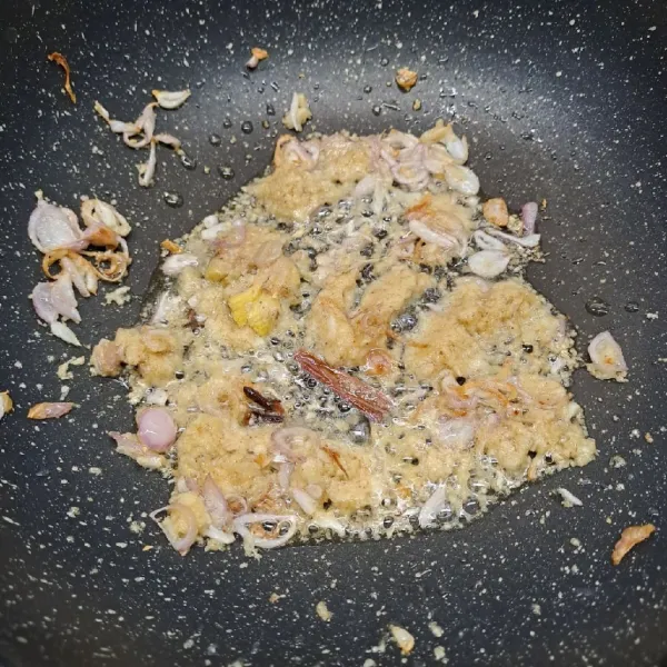 Masukkan bumbu halus, jahe, cengkeh dan kayu manis. Tumis sampai bumbu matang.