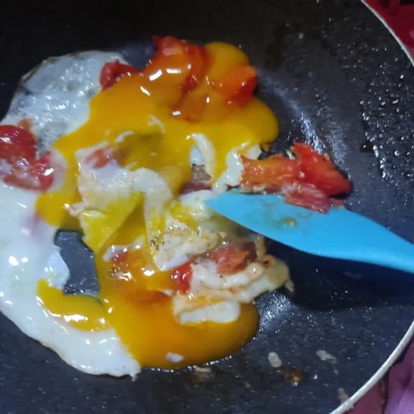Lelehkan margarin, masukkan telur, tomat, garam, dan lada bubuk kemudian buat orak arik, sisihkan.