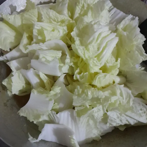 Masukkan sawi putih.