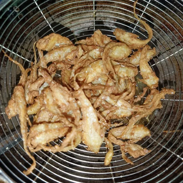 Angkat dan tiriskan, ikan bulu ayam goreng siap disajikan.