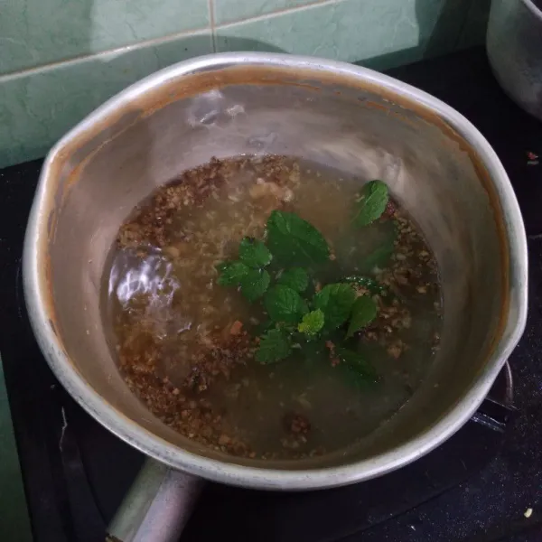 Masukkan daun mint dan tetap rebus hingga air menyusut kira-kira jadi 300 ml.