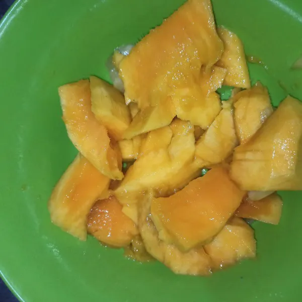 Potong buah mangga.