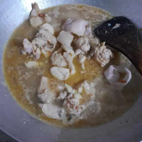 Tuangkan air mineral, penyedap rasa, garam halus dan masak hingga mendidih.