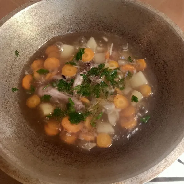 Terakhir masukan daun seledri dan jika kuah soup kurang tambah sesuai selera. Jangan lupa icip dan setelah masak dan rasa pas matikan kompor.