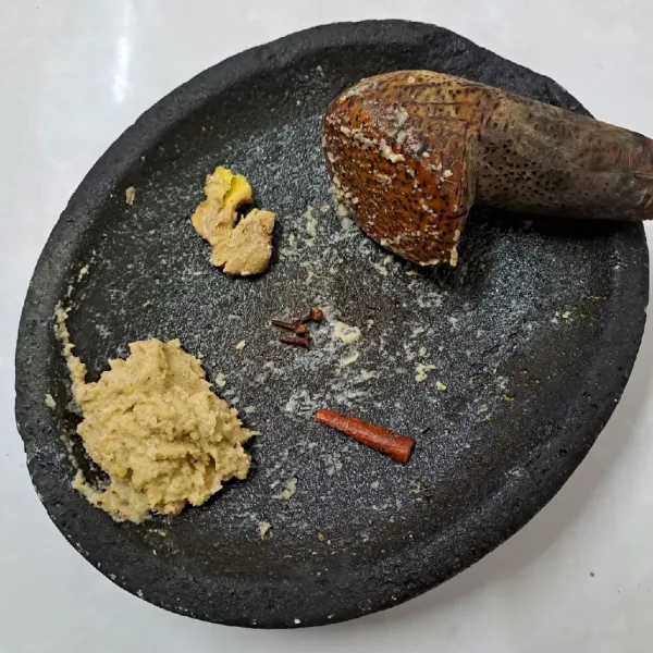 Uleg bumbu halus. Geprek jahe.