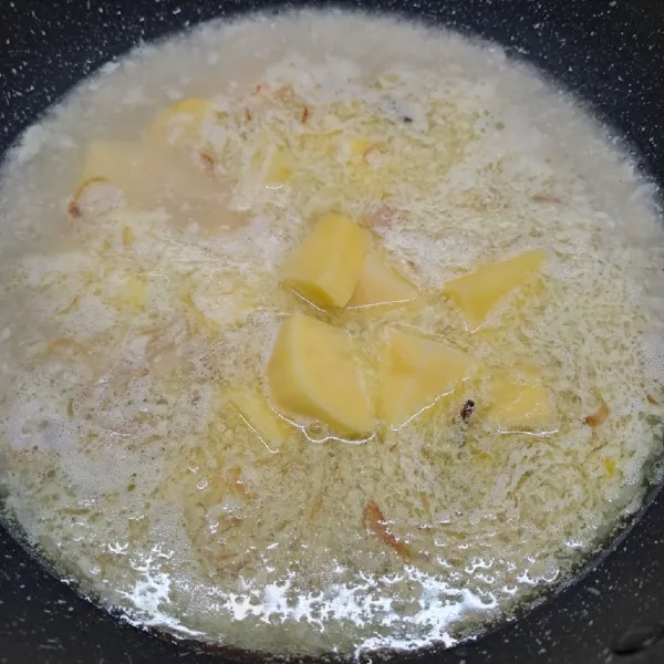 Tuang air masak sampai mendidih. Masukkan irisan kentang. Bumbui kecap manis, kaldu bubuk, garam dan gula pasir. Aduk sampai rata sambil koreksi rasa sesuai selera. Masak sampai kentang ½ matang.