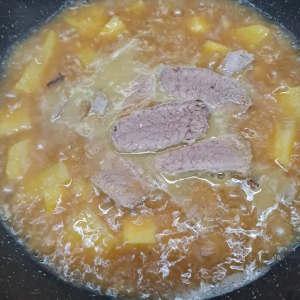 Masukkan daging. Aduk rata kemudian tutup pan. Kecilkan api.