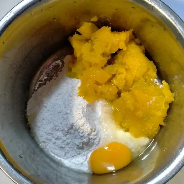 Masukkan terigu, telur dan labu dalam satu wadah. Aduk rata.