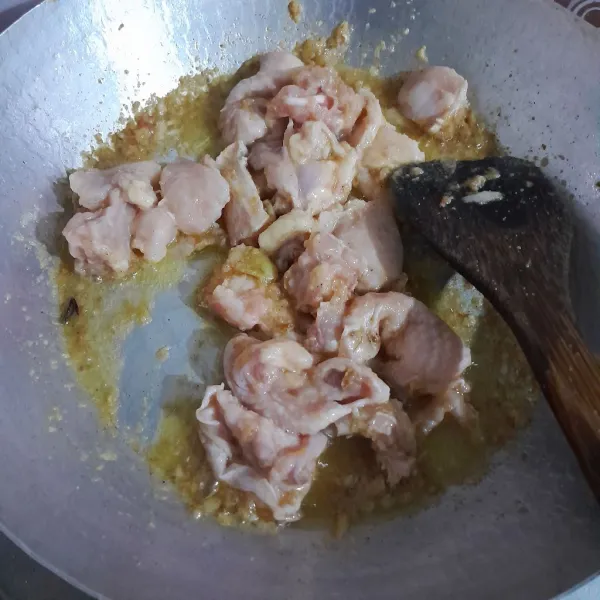 Masukkan tetelan ayam, aduk rata dan masak hingga tetelan berubah warna.