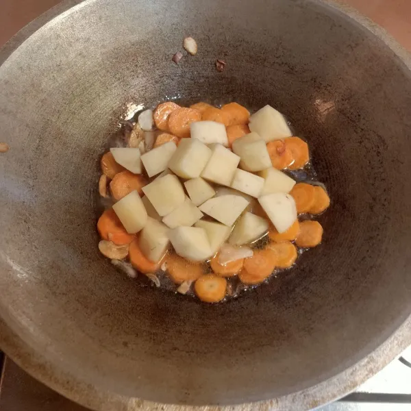 Masukan wortel dan kentang, tumis bentar.