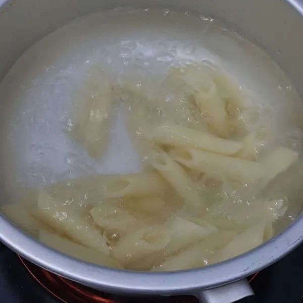 Rebus pasta sampai matang dengan menambahkan sedikit garam dan sedikit minyak goreng.
