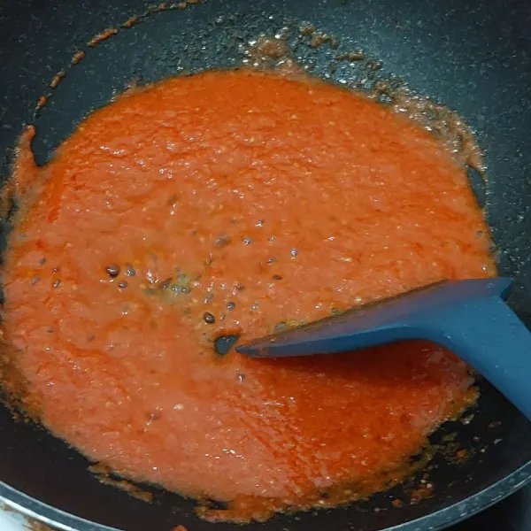 Panaskan minyak tambahkan saos tomat homemade, masak hingga meletup.